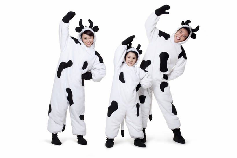 东方人,儿童,三个人,家庭,丈夫,妻子,父母,母亲,父亲,女儿,站,举,笑,微笑,露齿笑,横图,室内,白色背景,正面,民族服装,锻炼,快乐,幸福,纯洁,合作,牛,北京,中国,亚洲,伸展,花纹,服装,乳牛,倾斜,古典,注视,文化,传统,小孩,衣服,动物,叉腰,观察,看,托,健康,温暖,温馨,一家人,家畜,活力,可爱,力量,童年,童趣,伸手,摄影,服饰,牲畜,影棚,观看,古装,和睦,察看,享乐,关注,摄影棚,斑纹,肖像,歪,童真,东亚,烂漫,无邪,陪同,韵味,陪伴,能力,天真,团结,男人,男性,年轻女性,女孩,女人,女性,亚洲人,中国人,孩子,年轻人,奶牛,举起,举手,举着,向上举,向上伸,向上托,彩图,全身,影棚拍摄,传统服装,民俗服,装扮,欢乐,深情,拍摄,融洽,伴随,荷斯坦牛,bj175