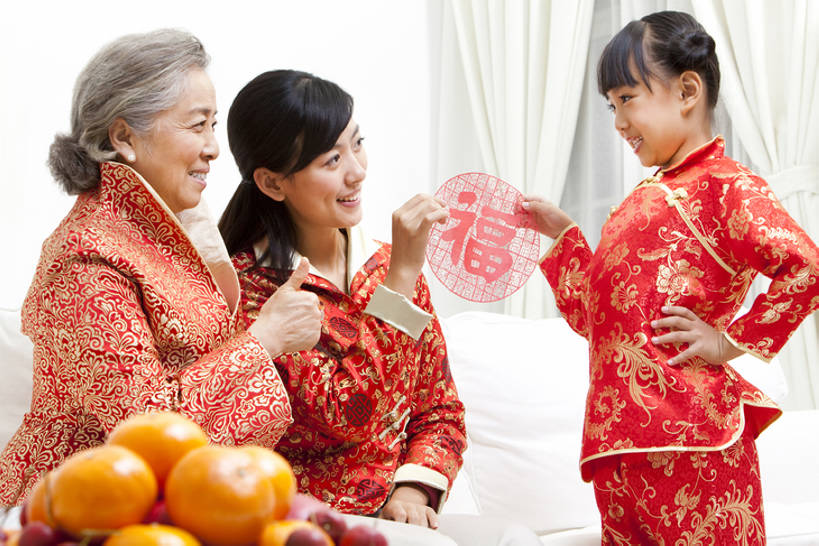 东方人,儿童,老年人,三个人,家庭,母亲,祖父母,祖母,客厅,站,坐,笑,微笑,露齿笑,横图,室内,白天,正面,聚会,生日,游戏,快乐,满意,纯洁,智慧,运气,团队,沙发,水果,中国,春节,亚洲,连接,突出,庆祝,装饰,并排,丝绸,纸,食品,玩,拿着,娱乐,称赞,表扬,竹签,小孩,红色,剪纸,社区,看,靠,靠着,手势,站着,休闲,温暖,温馨,一家人,面对面,橙色,汉字,可爱,竖,童年,童趣,搭,活动,翘,高,协助,和睦,起居室,享乐,夸奖,优秀,愉悦,搭着,发泄,关爱,消遣,智力,中国文化,占卜,出示,想象,童真,东亚,烂漫,无邪,好,妙,顺利,出色,超群,杰出,卓越,奇妙,抽签,宣泄,繁荣,元旦,想法,美术工艺,聪明,天真,老年女性,男孩,男人,男性,年轻女性,女孩,女人,女性,亚洲人,中国人,孩子,年轻人,大拇指,玩耍,嬉戏,站立,张开手臂,半身,彩图,爱,欢乐,深情,唐装,融洽,男生,打手势,传统文化,问卜,签条,传统节日,bj175