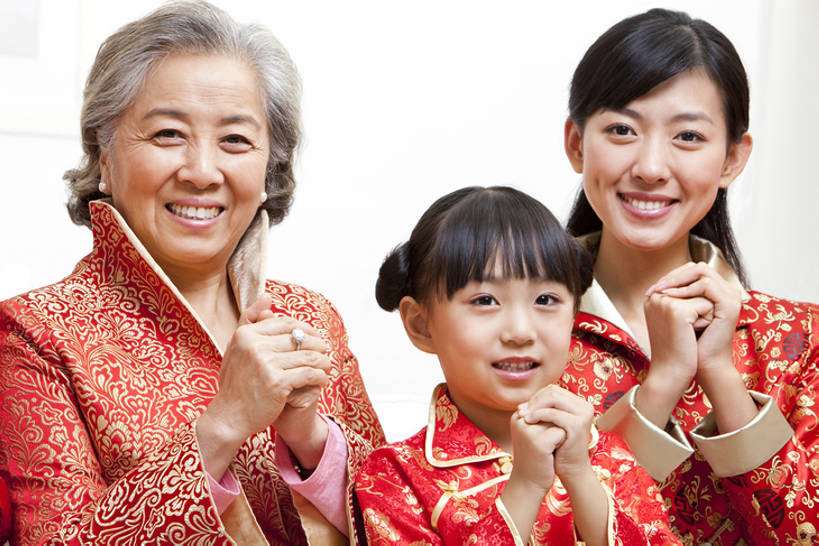 东方人,儿童,老年人,脸,头,脸颊,三个人,家庭,母亲,祖父母,祖母,客厅,站,坐,握手,笑,微笑,露齿笑,横图,室内,白天,正面,聚会,旅游,度假,生日,快乐,纯洁,运气,沙发,水果,中国,春节,亚洲,连接,庆祝,并排,丝绸,食品,注视,娱乐,肩膀,小孩,红色,社区,观察,看,站着,享受,休闲,舒服,温暖,温馨,一家人,橙色,放松,可爱,童年,童趣,搭,观看,和睦,察看,起居室,舒适,愉悦,搭着,关爱,关注,中国文化,童真,东亚,烂漫,无邪,繁荣,元旦,想法,无忧无虑,天真,老年女性,男孩,男人,男性,年轻女性,女孩,女人,女性,亚洲人,中国人,孩子,年轻人,头部,脸部,脸蛋,面部,全家福,搀手,拉手,手拉手,手牵手,手握手,站立,张开手臂,彩图,爱,欢乐,深情,唐装,融洽,男生,传统文化,挨着,传统节日,bj175