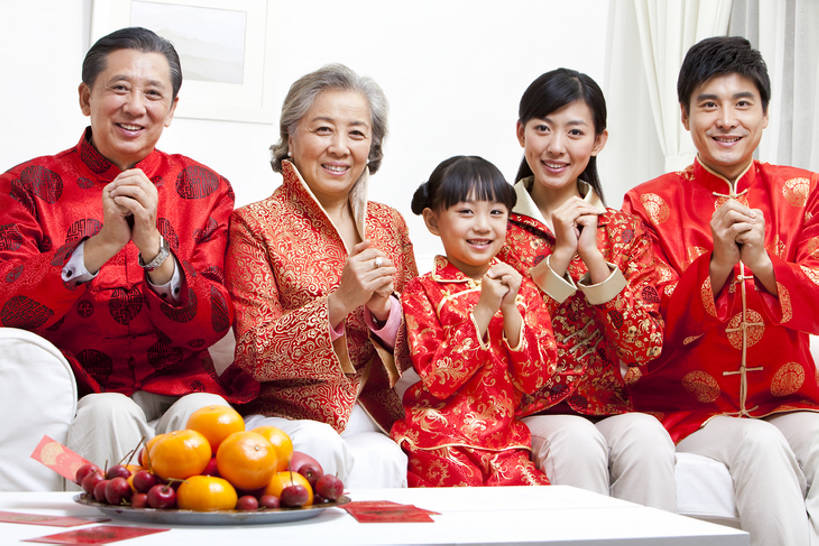 东方人,儿童,中年人,老年人,家庭,母亲,父亲,女儿,祖父母,祖母,祖父,客厅,站,坐,握手,笑,微笑,露齿笑,横图,室内,白天,正面,聚会,旅游,度假,生日,快乐,纯洁,运气,沙发,水果,春节,亚洲,五个人,连接,庆祝,并排,丝绸,食品,注视,娱乐,小孩,红色,社区,观察,看,站着,享受,休闲,舒服,温暖,温馨,一家人,橙色,放松,可爱,童年,童趣,搭,观看,家庭妇女,和睦,察看,起居室,舒适,愉悦,搭着,关爱,关注,近景,中国文化,童真,东亚,烂漫,无邪,繁荣,想法,无忧无虑,天真,老年男性,老年女性,男孩,男人,男性,年轻女性,女孩,女人,女性,中年男性,亚洲人,中国人,孩子,年轻人,全家福,孙女,搀手,拉手,手拉手,手牵手,手握手,站立,张开手臂,彩图,爱,欢乐,深情,唐装,融洽,男生,传统文化,挨着,传统节日,bj175