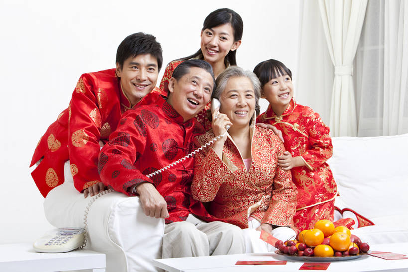 东方人,儿童,中年人,老年人,家庭,母亲,父亲,女儿,祖父母,祖母,祖父,客厅,站,坐,笑,打电话,微笑,露齿笑,横图,室内,白天,正面,聚会,旅游,度假,生日,快乐,纯洁,运气,沙发,水果,中国,春节,亚洲,五个人,连接,庆祝,并排,丝绸,食品,听,娱乐,小孩,红色,社区,看,站着,享受,休闲,舒服,温暖,温馨,一家人,橙色,放松,可爱,童年,童趣,搭,红包,家庭妇女,和睦,起居室,舒适,愉悦,搭着,关爱,近景,中国文化,童真,东亚,烂漫,无邪,繁荣,元旦,想法,无忧无虑,天真,老年男性,老年女性,男孩,男人,男性,年轻女性,女孩,女人,女性,中年男性,亚洲人,中国人,孩子,年轻人,全家福,孙女,电话机,手牵手,站立,张开手臂,彩图,爱,欢乐,深情,唐装,融洽,男生,传统文化,挨着,传统节日,bj175