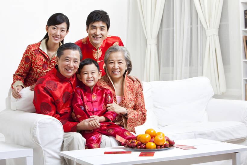 东方人,儿童,中年人,老年人,家庭,母亲,父亲,儿子,祖父母,祖母,祖父,客厅,站,坐,笑,微笑,露齿笑,横图,室内,白天,正面,聚会,旅游,度假,生日,快乐,纯洁,运气,沙发,水果,中国,春节,亚洲,五个人,连接,庆祝,并排,丝绸,食品,注视,娱乐,小孩,红色,社区,观察,看,站着,享受,休闲,舒服,温暖,温馨,一家人,橙色,放松,可爱,童年,童趣,搭,观看,家庭妇女,和睦,察看,起居室,舒适,愉悦,搭着,关爱,关注,近景,中国文化,童真,东亚,烂漫,无邪,繁荣,想法,无忧无虑,天真,老年男性,老年女性,男孩,男人,男性,年轻女性,女人,女性,中年男性,亚洲人,中国人,孩子,年轻人,全家福,孙子,手牵手,站立,张开手臂,彩图,爱,欢乐,深情,唐装,融洽,男生,传统文化,挨着,传统节日,bj175
