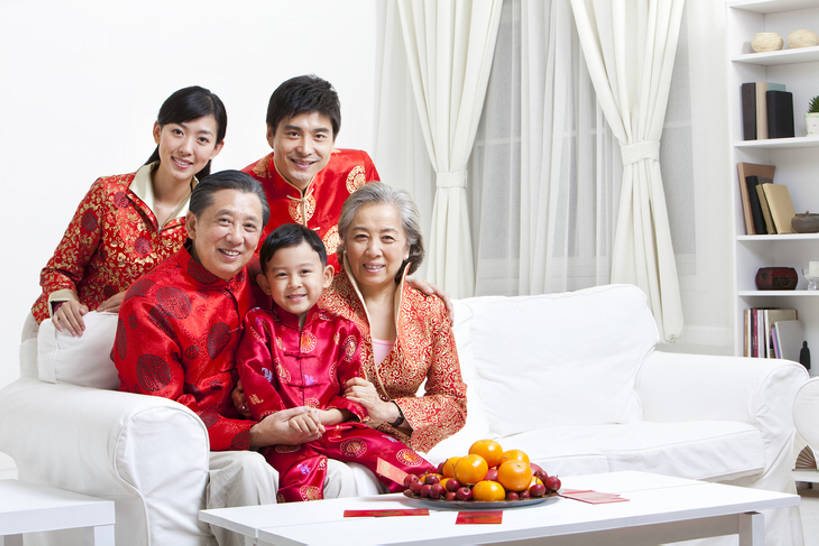 东方人,儿童,中年人,老年人,家庭,母亲,父亲,儿子,祖父母,祖母,祖父,客厅,站,坐,笑,微笑,露齿笑,横图,室内,白天,正面,聚会,旅游,度假,生日,快乐,纯洁,运气,沙发,水果,中国,春节,亚洲,五个人,连接,庆祝,并排,丝绸,食品,注视,娱乐,小孩,红色,社区,观察,看,站着,享受,休闲,舒服,温暖,温馨,一家人,橙色,放松,可爱,童年,童趣,搭,观看,家庭妇女,和睦,察看,起居室,舒适,愉悦,搭着,关爱,关注,近景,中国文化,童真,东亚,烂漫,无邪,繁荣,元旦,想法,无忧无虑,天真,老年男性,老年女性,男孩,男人,男性,年轻女性,女人,女性,中年男性,亚洲人,中国人,孩子,年轻人,孙子,手牵手,站立,张开手臂,彩图,爱,欢乐,深情,唐装,融洽,男生,传统文化,挨着,传统节日,bj175