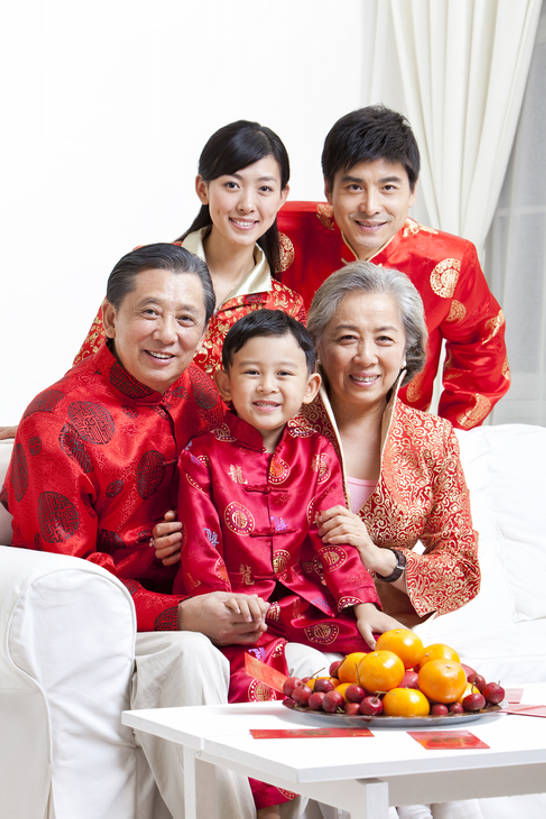 东方人,儿童,中年人,老年人,家庭,母亲,父亲,儿子,祖父母,祖母,祖父,客厅,站,坐,笑,微笑,露齿笑,竖图,室内,白天,正面,聚会,旅游,度假,生日,快乐,纯洁,运气,沙发,水果,中国,春节,亚洲,五个人,连接,庆祝,并排,丝绸,食品,注视,娱乐,小孩,红色,社区,观察,看,站着,享受,休闲,舒服,温暖,温馨,一家人,橙色,放松,可爱,童年,童趣,搭,观看,家庭妇女,和睦,察看,起居室,舒适,愉悦,搭着,关爱,关注,近景,中国文化,童真,东亚,烂漫,无邪,繁荣,元旦,想法,无忧无虑,天真,老年男性,老年女性,男孩,男人,男性,年轻女性,女人,女性,中年男性,亚洲人,中国人,孩子,年轻人,孙子,手牵手,站立,张开手臂,彩图,爱,欢乐,深情,唐装,融洽,男生,传统文化,挨着,传统节日,bj175