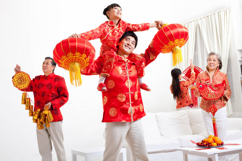 东方人,儿童,中年人,老年人,家庭,母亲,父亲,女儿,祖父母,祖母,祖父,客厅,站,举,笑,微笑,露齿笑,横图,室内,白天,正面,聚会,旅游,度假,生日,游戏,快乐,满意,兴奋,纯洁,运气,合作,团队,信心,沙发,水果,中国,春节,亚洲,五个人,吊挂,连接,悬挂,欢呼,庆祝,装饰,丝绸,纸,食品,挂,玩,拿着,娱乐,刺激,竹签,小孩,红色,剪纸,社区,背着,看,托,站着,享受,休闲,舒服,温暖,温馨,一家人,橙色,汉字,放松,活力,可爱,童年,童趣,活动,家庭妇女,协助,和睦,创造力,起居室,舒适,享乐,暴力,愉悦,发泄,关爱,消遣,运送,智力,中国文化,占卜,抢劫,童真,东亚,烂漫,无邪,打劫,抽签,宣泄,繁荣,元旦,想法,美术工艺,无忧无虑,天真,危险,老年男性,老年女性,男孩,男人,男性,年轻女性,女孩,女人,女性,中年男性,亚洲人,中国人,孩子,年轻人,孙女,休闲活动,步行,举起,举手,举着,手牵手,玩耍,嬉戏,向上举,向上伸,向上托,站立,张开手臂,彩图,全身,爱,欢乐,深情,唐装,融洽,男生,传统文化,问卜,签条,挨着,传统节日,一见钟情,bj175