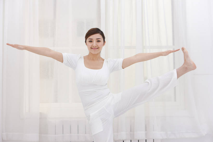 东方人,一个人,站,微笑,横图,室内,白色背景,正面,锻炼,快乐,比赛,运动,信心,竞争,中国,亚洲,伸展,注视,娱乐,观察,看,站着,休闲,健康,赤脚,安静,活力,力量,美女,平衡,瑜珈,摄影,观看,宁静,单腿,协调,察看,专心,高雅,优美,体育运动,关注,决心,挑战,东亚,体育,年轻女性,亚洲人,中国人,年轻人,站立,张开手臂,彩图,影棚拍摄,健身,和蔼,美人,bj175