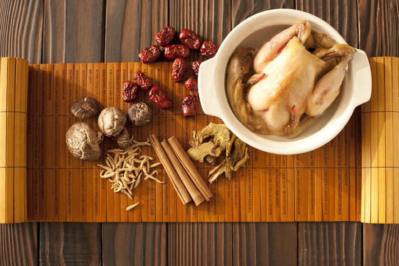 无人,横图,俯视,桌子,鸡,静物,中国,亚洲,完整,炖锅,蘑菇,鸡肉,汤,美味,食品,营养,传统,饮食,家禽,饮料,摄影,竹简,膳食,中国文化,营养品,中医,东亚,白肉,主菜,鸡汤,东亚文化,健康食物,彩图,高角度拍摄,传统文化,bj175