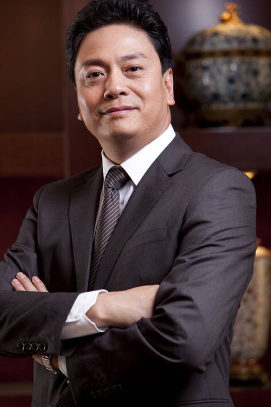 东方人,成年人,中年人,老年人,脸,头,脸颊,一个人,商务人士,商务男性,宾馆,站,双手交叉,微笑,竖图,室内,正面,衬衫,商务,奢侈,快乐,满意,幸福,骄傲,成功,信心,酒店,北京,中国,亚洲,仅一个男性,仅一个人,仅一个中年男性,套装,豪华,注视,娱乐,大厅,会所,肩膀,观察,看,财富,俱乐部,摄影,生活方式,观看,酒家,华丽,旅社,权威,察看,领导,双手抱胸,享乐,成就,关注,华贵,商务装,工薪阶层,东亚,欧洲文化,富丽,华美,贵宾室,把握,老年男性,男人,男性,中年男性,亚洲人,中国人,头部,脸部,脸蛋,面部,白领,上班族,彩图,衬衣,客店,客栈,旅店,旅馆,商旅,华侈,奢华,首席执行官,头等舱,上层阶级,社交,掌控,bj175