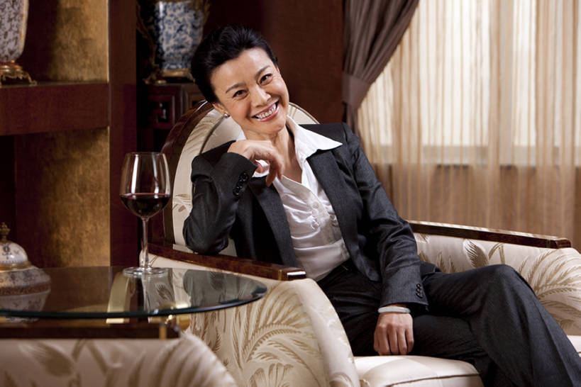 葡萄酒,东方人,成年人,中年人,老年人,一个人,商务人士,商务女性,宾馆,坐,笑,微笑,露齿笑,横图,室内,正面,商务,奢侈,快乐,满意,幸福,成功,信心,酒店,北京,中国,亚洲,仅一个女性,仅一个人,套装,豪华,二郎腿,注视,娱乐,大厅,会所,观察,看,仅一个中年女性,休息,红葡萄酒,放松,财富,俱乐部,摄影,生活方式,观看,酒家,华丽,旅社,权威,察看,领导,享乐,葡萄酒杯,成就,关注,华贵,肖像,商务装,工薪阶层,东亚,欧洲文化,富丽,华美,贵宾室,把握,老年女性,女人,女性,中年女性,亚洲人,中国人,白领,上班族,休闲活动,彩图,客店,客栈,旅店,旅馆,商旅,华侈,奢华,首席执行官,上层阶级,社交,掌控,bj175