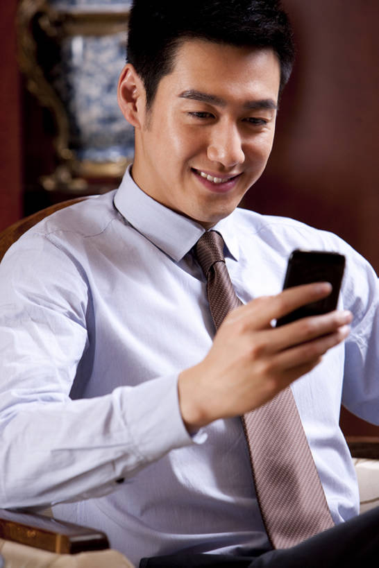 东方人,成年人,一个人,商务人士,商务男性,坐,微笑,竖图,室内,正面,衬衫,商务,奢侈,快乐,满意,幸福,成功,信心,互联网,手机,椅子,北京,中国,亚洲,仅一个男性,仅一个人,套装,豪华,联系,拿着,娱乐,会所,仅一个年轻男性,放松,财富,俱乐部,摄影,生活方式,华丽,便利,扶手椅,享乐,发短信,华贵,商务装,网上冲浪,工薪阶层,智能手机,东亚,欧洲文化,富丽,无线电技术,华美,贵宾室,无忧无虑,男人,男性,年轻男性,亚洲人,中国人,年轻人,白领,上班族,休闲活动,半身,彩图,衬衣,华侈,奢华,头等舱,上层阶级,社交,bj175