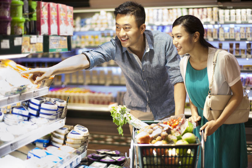 东方人,中年人,两个人,家庭,丈夫,妻子,商店,站,微笑,横图,室内,衬衫,购物,快乐,消费,蔬菜,水果,购物车,北京,中国,亚洲,许多,指,套装,商品,冰箱,食品,市场,很多,指点,休闲装,货摊,饮食,架子,排列,休闲,温暖,温馨,一家人,决定,零售,摄影,发现,和睦,挑选,指向,奶制品,选择,东亚,健康食物,搜寻,异性恋,男人,男性,年轻女性,女人,女性,中年男性,亚洲人,中国人,年轻人,超级市场,彩图,伴侣,融洽,bj175