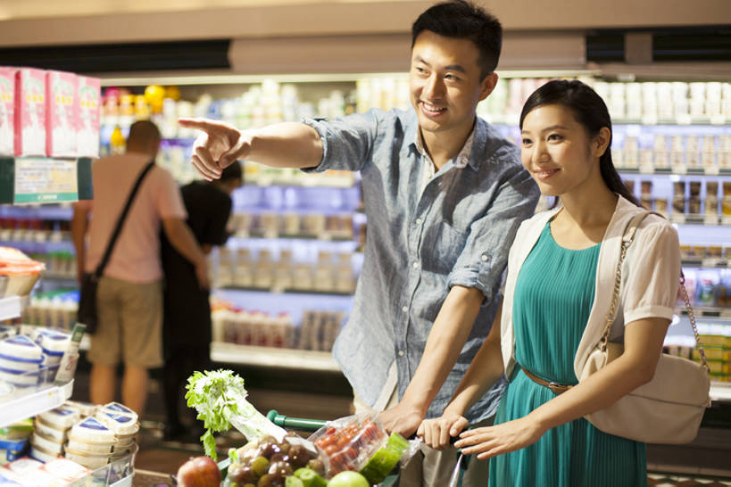 东方人,中年人,两个人,家庭,丈夫,妻子,商店,站,微笑,横图,室内,衬衫,购物,快乐,消费,蔬菜,水果,购物车,北京,中国,亚洲,许多,指,套装,并排,商品,冰箱,食品,市场,很多,指点,休闲装,货摊,饮食,架子,排列,休闲,温暖,温馨,一家人,决定,零售,摄影,发现,和睦,挑选,指向,奶制品,选择,东亚,健康食物,搜寻,异性恋,男人,男性,年轻女性,女人,女性,中年男性,亚洲人,中国人,年轻人,超级市场,彩图,伴侣,融洽,bj175