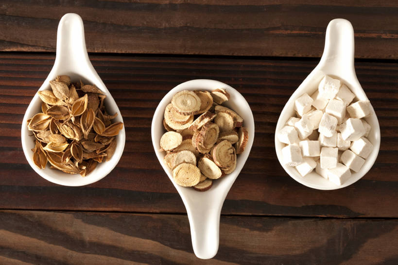 无人,医生,横图,俯视,化妆,美容,技术,静物,北京,中国,亚洲,护肤,药,准备,干燥,材料,瓷器,草药,药草,芭蕉,书桌,传统,汤匙,医护人员,医疗人员,保养,享受,休闲,健康,放松,保健,摄影,有机食品,多样,技巧,堆,甘草,医疗,草本,中国文化,手艺,选择,干的,营养品,中医,东亚,养颜,技能,技艺,茯苓,大夫,彩图,高角度拍摄,妙技,SPA美容,传统文化,本领,汉医,成分,bj175