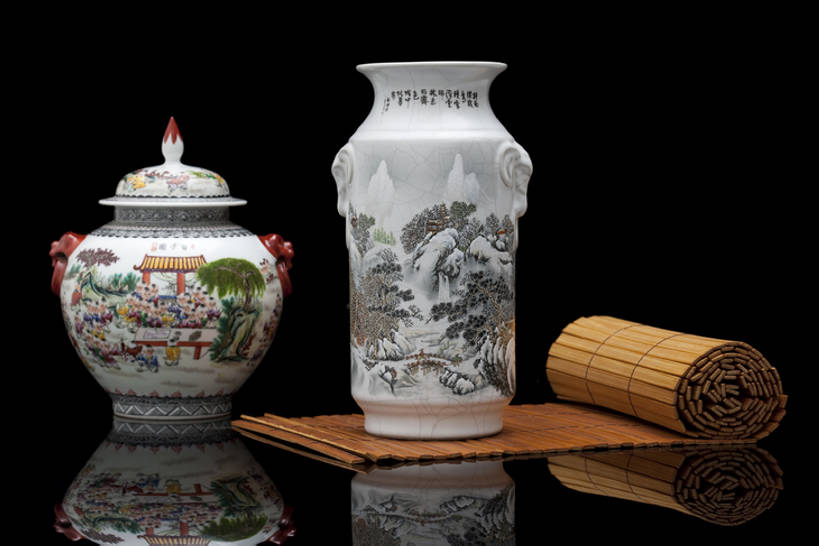 无人,横图,特写,留白,奢侈,静物,花瓶,中国,亚洲,黑色背景,花纹,形状,艺术,装饰,反射,木制,材料,瓷器,盖子,书法,陶瓷制品,艺术品,古典,豪华,历史,传统,古代,三个,白色,容器,装饰物,工艺品,国宝,汉字,摄影,古董,华丽,光滑,竹简,珍贵,高雅,风格,中国文化,手艺,古典风格,东亚,远古,广口瓶,收集,富丽,细腻,平滑,华美,式样,完美,设计,书,彩图,影棚拍摄,传统文化,双耳罐,华侈,奢华,中国画,过去,bj175