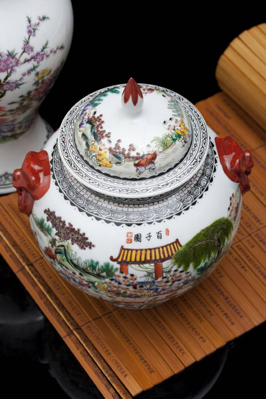 无人,竖图,特写,留白,奢侈,静物,花瓶,中国,亚洲,黑色背景,花纹,形状,艺术,装饰,反射,木制,材料,瓷器,盖子,书法,陶瓷制品,艺术品,古典,豪华,历史,传统,古代,白色,容器,装饰物,工艺品,国宝,汉字,摄影,古董,华丽,光滑,竹简,珍贵,高雅,风格,中国文化,手艺,古典风格,东亚,远古,广口瓶,收集,富丽,细腻,平滑,华美,式样,完美,设计,书,彩图,影棚拍摄,传统文化,双耳罐,华侈,奢华,中国画,过去,bj175