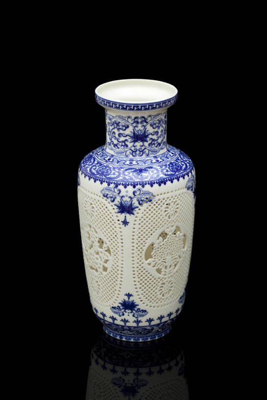 无人,竖图,特写,静物,花瓶,中国,亚洲,黑色背景,花纹,形状,艺术,装饰,反射,材料,瓷器,陶瓷制品,艺术品,古典,历史,传统,古代,一个,蓝色,容器,国宝,摄影,单个,古董,青花瓷,珍贵,高雅,风格,中国文化,手艺,古典风格,铁艺,东亚,远古,收集,设计,彩图,影棚拍摄,传统文化,bj175
