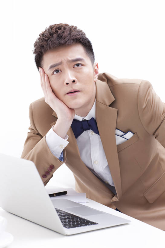 东方人,成年人,一个人,商务人士,商务男性,办公室,坐,竖图,室内,留白,白色背景,正面,衬衫,商务,时尚,笔记本电脑,技术,桌子,椅子,北京,中国,亚洲,仅一个男性,仅一个人,套装,正装,工作,领结,托腮,现代,书桌,仅一个年轻男性,向上看,职业,思考,想,摄影,影棚,生活方式,技巧,幽默,办公椅,摄影棚,手艺,商务装,工薪阶层,东亚,无线电技术,技能,技艺,厌倦,计算机,男人,男性,年轻男性,亚洲人,中国人,年轻人,白领,上班族,半身,彩图,影棚拍摄,衬衣,拍摄,妙技,办公室职员,本领,白日梦,韩版,bj175