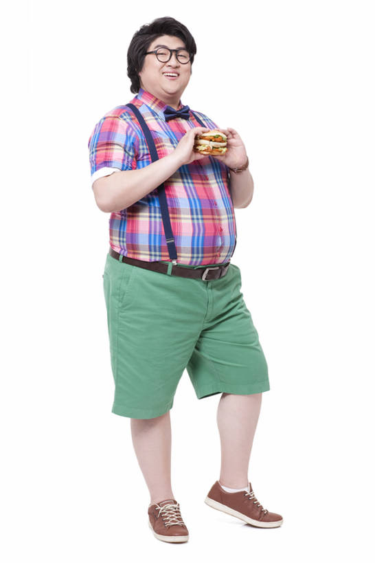 东方人,成年人,一个人,站,笑,微笑,露齿笑,竖图,留白,白色背景,侧面,时尚,快乐,幸福,北京,中国,亚洲,仅一个男性,仅一个人,短裤,方格,格子,领结,眼镜,食品,拿着,注视,休闲装,汉堡包,小吃,饮食,仅一个年轻男性,快餐,观察,看,休闲,乐趣,摄影,影棚,生活方式,观看,背带,幽默,察看,享乐,关注,摄影棚,肖像,东亚,男人,男性,年轻男性,亚洲人,中国人,年轻人,休闲活动,彩图,全身,影棚拍摄,欢乐,拍摄,暴饮暴食,bj175