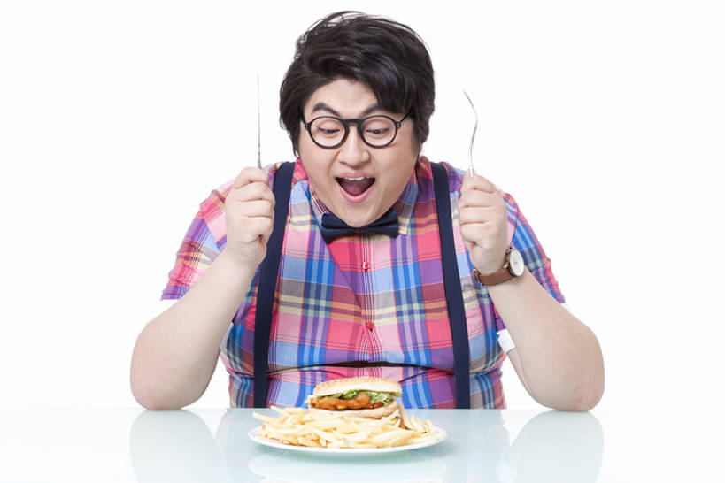 东方人,成年人,一个人,坐,笑,微笑,露齿笑,横图,留白,白色背景,正面,时尚,快乐,兴奋,贪欲,幸福,桌子,餐具,北京,中国,亚洲,仅一个男性,仅一个人,方格,格子,领结,眼镜,食品,拿着,休闲装,汉堡包,薯条,小吃,饮食,刺激,仅一个年轻男性,盘子,快餐,张嘴,摄影,影棚,生活方式,背带,幽默,享乐,摄影棚,张大嘴巴,饥饿,东亚,男人,男性,年轻男性,亚洲人,中国人,年轻人,张开嘴,半身,彩图,影棚拍摄,欢乐,拍摄,饿,暴饮暴食,bj175