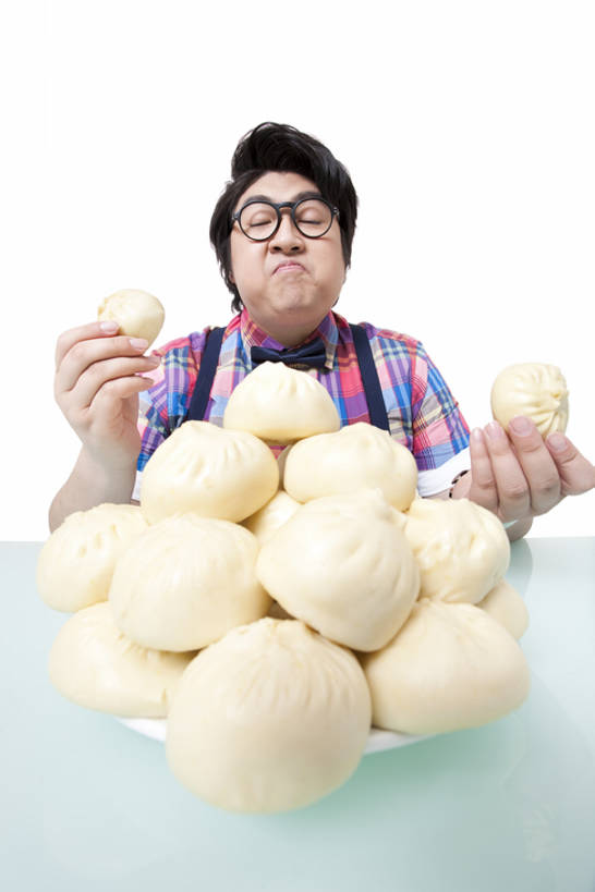 点心,东方人,成年人,一个人,吃,竖图,白色背景,正面,贪欲,吊带,北京,中国,亚洲,仅一个男性,仅一个人,许多,堆叠,方格,格子,领结,眼镜,料理,食品,包子,面点,很多,拿着,休闲装,美食,饮食,食物,仅一个年轻男性,盘子,小笼包,中式,夸张,摄影,影棚,生活方式,享乐,膳食,摄影棚,东亚,男人,男性,年轻男性,亚洲人,中国人,年轻人,闭着眼睛,半身,彩图,影棚拍摄,拍摄,暴饮暴食,bj175