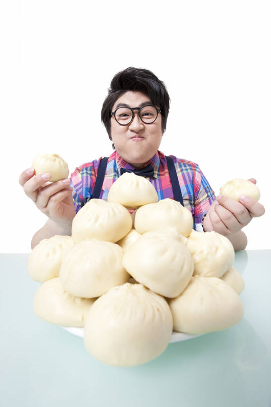 点心,东方人,成年人,一个人,吃,微笑,竖图,白色背景,正面,快乐,贪欲,幸福,吊带,北京,中国,亚洲,仅一个男性,仅一个人,许多,堆叠,方格,格子,领结,眼镜,料理,食品,包子,面点,很多,拿着,注视,休闲装,美食,饮食,食物,仅一个年轻男性,盘子,小笼包,观察,看,中式,夸张,摄影,影棚,生活方式,观看,察看,享乐,膳食,关注,摄影棚,东亚,男人,男性,年轻男性,亚洲人,中国人,年轻人,半身,彩图,影棚拍摄,拍摄,暴饮暴食,bj175