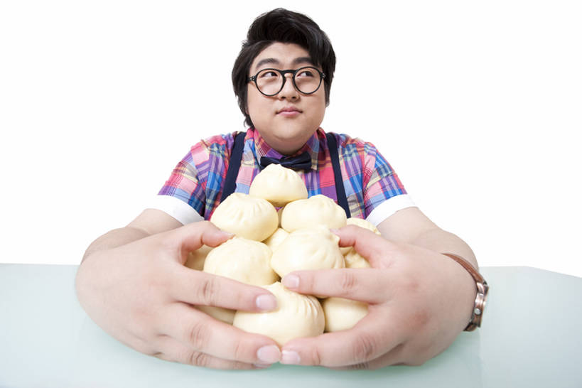 点心,东方人,成年人,一个人,微笑,横图,白色背景,正面,快乐,贪欲,幸福,吊带,北京,中国,亚洲,仅一个男性,仅一个人,许多,堆叠,方格,格子,领结,眼镜,料理,食品,包子,面点,很多,拿着,休闲装,美食,饮食,食物,仅一个年轻男性,盘子,小笼包,中式,夸张,摄影,影棚,生活方式,保护,享乐,膳食,摄影棚,东亚,男人,男性,年轻男性,亚洲人,中国人,年轻人,半身,彩图,影棚拍摄,拍摄,暴饮暴食,bj175