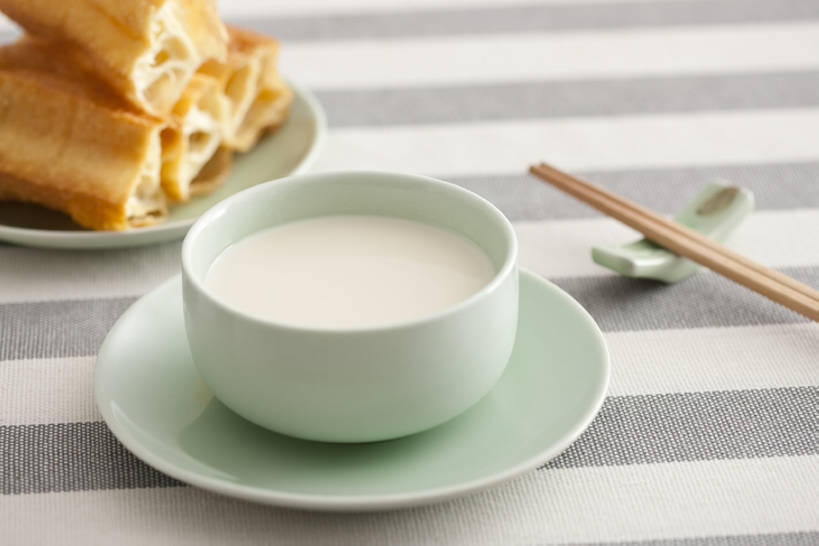 点心,无人,横图,特写,早餐,筷子,桌子,静物,餐具,北京,中国,亚洲,脆,油炸,美味,食品,饮品,热,营养,传统,小吃,饮食,食物,特产,饮料,排列,盘子,碗,健康,诱惑,摄影,生活方式,油条,筷子架,便利,风格,简单,膳食,可口,豆奶,中国文化,东亚,热饮,东亚文化,健康食物,适口,彩图,影棚拍摄,传统文化,bj175