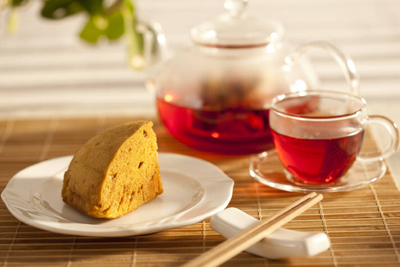 点心,无人,横图,特写,下午茶,早餐,茶,筷子,桌子,静物,餐具,北京,日光,中国,亚洲,席子,美味,食品,饮品,营养,传统,小吃,饮食,食物,饮料,排列,红色,盘子,茶壶,花茶,休闲,健康,放松,诱惑,摄影,生活方式,筷子架,便利,高雅,风格,简单,膳食,可口,中国文化,东亚,东亚文化,健康食物,适口,玻璃杯,茶杯,休闲活动,彩图,影棚拍摄,传统文化,马拉糕,bj175