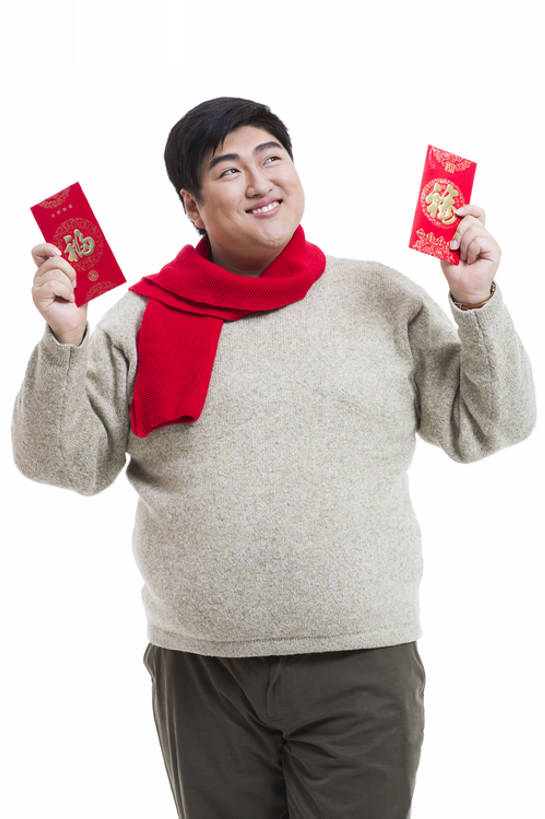 东方人,成年人,一个人,笑,微笑,露齿笑,竖图,留白,抠图,白色背景,正面,毛衣,快乐,幸福,运气,北京,中国,春节,亚洲,仅一个男性,仅一个人,握,风俗,节日,庆祝,装饰,冬天,休闲装,传统,仅一个年轻男性,红色,围巾,站着,温暖,脂肪,活力,精神,握着,财富,摄影,红包,围脖,保暖,华丽,点缀,享乐,仪式,御寒,中国文化,肖像,出示,典礼,东亚,衬托,美观,雅致,雅观,元旦,制度,男人,男性,年轻男性,亚洲人,中国人,年轻人,彩图,影棚拍摄,欢乐,拜年,给予,传统文化,传统节日,bj175