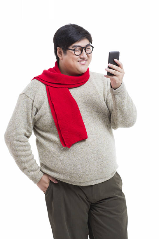 东方人,成年人,一个人,笑,微笑,露齿笑,竖图,留白,抠图,白色背景,正面,毛衣,快乐,幸福,技术,手机,北京,中国,春节,亚洲,仅一个男性,仅一个人,连接,握,风俗,节日,庆祝,装饰,眼镜,冬天,联系,休闲装,传统,仅一个年轻男性,红色,围巾,站着,温暖,脂肪,活力,精神,握着,摄影,围脖,保暖,华丽,点缀,享乐,仪式,御寒,中国文化,发短信,典礼,智能手机,东亚,衬托,美观,雅致,雅观,无线电技术,元旦,制度,男人,男性,年轻男性,亚洲人,中国人,年轻人,沟通,两手抄兜,彩图,影棚拍摄,欢乐,传统文化,传统节日,bj175