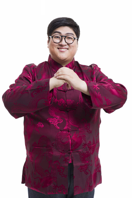 东方人,成年人,一个人,握手,笑,微笑,露齿笑,竖图,留白,抠图,白色背景,正面,快乐,幸福,运气,北京,中国,春节,亚洲,仅一个男性,仅一个人,风俗,节日,庆祝,眼镜,注视,传统,仅一个年轻男性,红色,观察,看,站着,脂肪,活力,精神,摄影,观看,察看,享乐,仪式,关注,中国文化,问候,肖像,典礼,东亚,元旦,制度,男人,男性,年轻男性,亚洲人,中国人,年轻人,搀手,拉手,手拉手,手握手,彩图,影棚拍摄,传统服装,欢乐,拜年,唐装,传统文化,传统节日,bj175