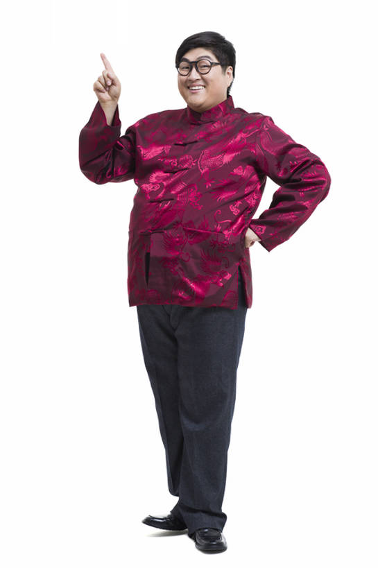 东方人,成年人,一个人,笑,微笑,露齿笑,竖图,留白,抠图,白色背景,正面,快乐,幸福,北京,中国,春节,亚洲,仅一个男性,仅一个人,指,风俗,节日,庆祝,注视,方向,手叉腰,传统,仅一个年轻男性,红色,观察,看,手势,站着,脂肪,活力,精神,乐趣,摄影,观看,察看,指着,享乐,仪式,指向,食指,关注,中国文化,肖像,典礼,东亚,元旦,制度,男人,男性,年轻男性,亚洲人,中国人,年轻人,彩图,全身,影棚拍摄,传统服装,欢乐,唐装,打手势,传统文化,传统节日,bj175