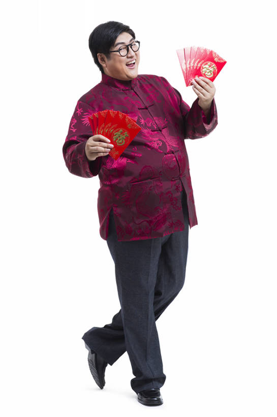 东方人,成年人,一个人,笑,微笑,露齿笑,竖图,留白,抠图,白色背景,侧面,快乐,幸福,运气,北京,中国,春节,亚洲,仅一个男性,仅一个人,许多,握,风俗,节日,欢呼,丰富,庆祝,很多,传统,仅一个年轻男性,红色,站着,张嘴,脂肪,活力,精神,扇形,握着,财富,摄影,红包,享乐,仪式,中国文化,出示,典礼,张大嘴巴,东亚,元旦,制度,男人,男性,年轻男性,亚洲人,中国人,年轻人,张开嘴,彩图,全身,影棚拍摄,传统服装,欢乐,拜年,给予,唐装,传统文化,传统节日,bj175