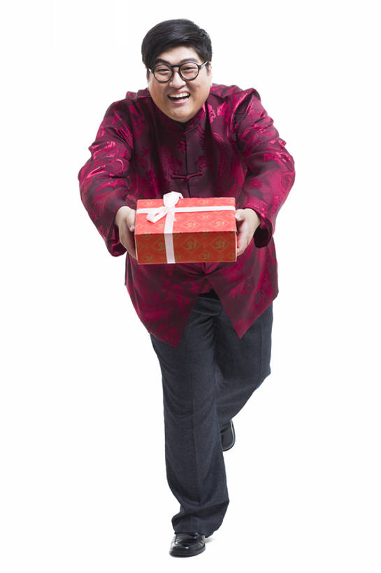 东方人,成年人,一个人,跑,笑,微笑,露齿笑,竖图,留白,抠图,白色背景,正面,快乐,兴奋,幸福,运气,袋子,礼物,北京,中国,春节,亚洲,仅一个男性,仅一个人,握,风俗,节日,庆祝,包装袋,眼镜,纸袋,注视,传统,刺激,仅一个年轻男性,红色,观察,看,脂肪,活力,精神,握着,财富,摄影,礼品,观看,察看,享乐,仪式,关注,中国文化,肖像,礼品袋,典礼,东亚,元旦,制度,男人,男性,年轻男性,亚洲人,中国人,年轻人,彩图,全身,影棚拍摄,传统服装,欢乐,拜年,给予,唐装,传统文化,传统节日,bj175