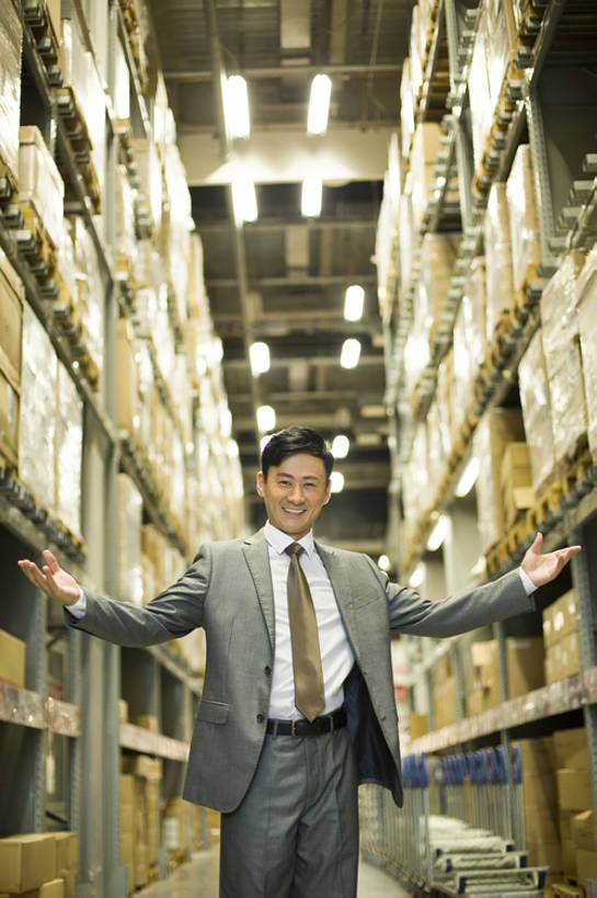 东方人,成年人,中年人,一个人,商务人士,商务男性,办公室,笑,微笑,露齿笑,竖图,室内,正面,衬衫,西装,商务,快乐,幸福,热情,骄傲,成功,信心,车间,技术,北京,中国,亚洲,仅一个男性,仅一个人,仅一个中年男性,许多,堆叠,套装,正装,庆祝,商品,房屋,屋子,过道,领带,很多,仓库,注视,架子,盒子,排列,观察,看,站着,职业,展示,服务,工业,运输,摄影,观看,技巧,希望,储藏,明亮,察看,组织,领导,经理,成就,储存,关注,货运,肖像,出示,手艺,商务装,工薪阶层,东亚,物流,工业建筑,一套,柳条筐,技能,技艺,把握,男人,男性,中年男性,亚洲人,中国人,白领,上班族,张开手臂,彩图,衬衣,房子,妙技,贮存,本领,掌控,bj175