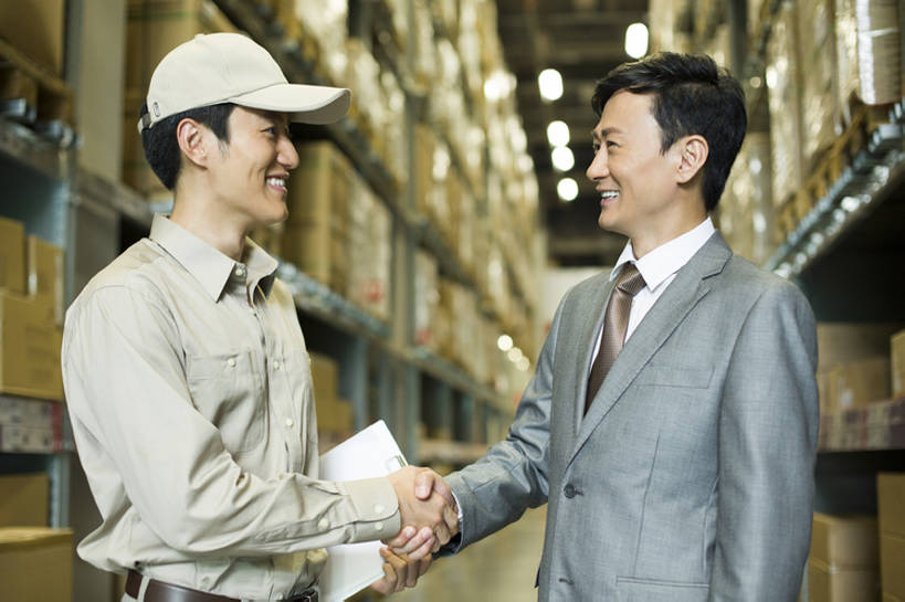 东方人,成年人,中年人,两个人,同事,商务人士,商务男性,办公室,握手,笑,微笑,露齿笑,横图,室内,侧面,衬衫,制服,西装,商务,快乐,通讯,幸福,热情,成功,合作,团队,集体,信心,车间,技术,北京,中国,亚洲,许多,堆叠,套装,正装,棒球帽,商品,房屋,屋子,过道,领带,很多,仓库,队伍,架子,盒子,排列,工人,站着,快递员,职业,面对面,服务,工业,运输,摄影,技巧,储藏,礼节,明亮,组织,领导,经理,成就,储存,货运,手艺,商务装,合伙,领袖,工薪阶层,东亚,物流,陪同,工业建筑,一套,柳条筐,技能,技艺,陪伴,把握,男人,男性,年轻男性,中年男性,亚洲人,中国人,年轻人,白领,上班族,员工,半身,彩图,衬衣,房子,妙技,匠人,劳动者,体力工,贮存,本领,掌控,检查表,伴随,bj175