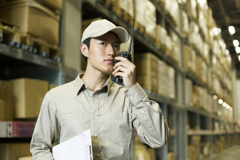 东方人,成年人,一个人,商务人士,商务男性,办公室,打电话,横图,室内,正面,衬衫,制服,商务,通讯,热情,安全,车间,电话,北京,中国,亚洲,仅一个男性,仅一个人,许多,连接,握,堆叠,套装,正装,检查,工作,棒球帽,商品,房屋,屋子,过道,很多,联系,仓库,通讯设备,架子,盒子,排列,工人,仅一个年轻男性,话筒,站着,快递员,职业,电话线,服务,握着,工业,运输,摄影,储藏,明亮,组织,固定电话,储存,货运,商务装,工薪阶层,东亚,物流,工业建筑,柳条筐,交流,认真,男人,男性,年轻男性,亚洲人,中国人,年轻人,白领,上班族,员工,电话机,沟通,说话,通话,半身,彩图,衬衣,房子,匠人,劳动者,体力工,贮存,检查表,bj175