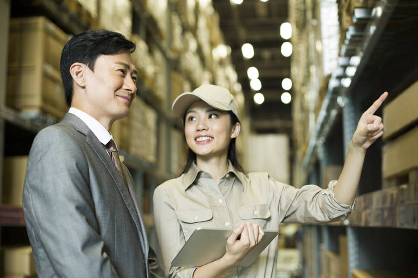 东方人,成年人,中年人,两个人,同事,商务人士,商务男性,办公室,笑,微笑,露齿笑,横图,室内,侧面,衬衫,制服,西装,商务,快乐,幸福,热情,安全,成功,合作,团队,集体,信心,车间,北京,中国,亚洲,许多,握,堆叠,套装,正装,检查,工作,棒球帽,商品,房屋,屋子,过道,领带,很多,仓库,队伍,架子,盒子,排列,工人,站着,快递员,职业,服务,握着,工业,运输,摄影,储藏,明亮,组织,领导,指着,经理,成就,储存,货运,商务装,合伙,领袖,工薪阶层,平板电脑,东亚,物流,陪同,工业建筑,一套,柳条筐,陪伴,男人,男性,年轻女性,女人,女性,中年男性,亚洲人,中国人,年轻人,白领,上班族,员工,半身,彩图,衬衣,房子,匠人,劳动者,体力工,贮存,检查表,伴随,bj175