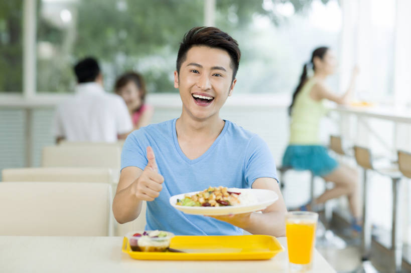 东方人,成年人,四个人,笑,睡,微笑,露齿笑,横图,室内,白天,正面,午餐,快乐,满意,兴奋,幸福,智慧,餐桌,餐具,椅子,北京,中国,亚洲,握,突出,美味,食品,饮品,T恤,注视,休闲装,称赞,表扬,饮食,刺激,食物,饮料,中国菜,快餐,夏天,观察,看,手势,活力,乐趣,竖,同意,诱惑,握着,摄影,生活方式,观看,午睡,翘,快餐店,高,察看,享乐,夸奖,优秀,关注,可口,中国文化,桔子汁,进餐,肖像,出示,饥饿,东亚,健康食物,好,妙,顺利,出色,超群,杰出,卓越,奇妙,适口,聪明,男人,男性,年轻男性,年轻女性,女人,女性,亚洲人,中国人,年轻人,大拇指,大学生,困,困觉,寝息,睡觉,坐着,半身,彩图,欢乐,餐馆,打手势,小睡,饿,宫爆鸡丁,bj175