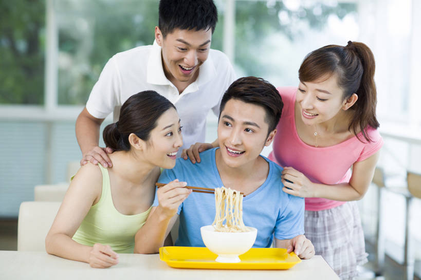 面条,东方人,成年人,四个人,笑,睡,吃,微笑,露齿笑,横图,室内,白天,正面,吃饭,午餐,快乐,满意,兴奋,幸福,餐桌,筷子,餐具,椅子,北京,中国,亚洲,并排,美味,食品,饮品,休闲装,闻,饮食,刺激,食物,饮料,中国菜,快餐,夏天,面对面,活力,乐趣,亲密,诱惑,摄影,生活方式,午睡,快餐店,享乐,可口,中国文化,进餐,饥饿,东亚,健康食物,陪同,羡慕,适口,陪伴,男人,男性,年轻男性,年轻女性,女人,女性,亚洲人,中国人,年轻人,大学生,困,困觉,寝息,睡觉,坐着,半身,彩图,餐馆,小睡,饿,伴随,bj175