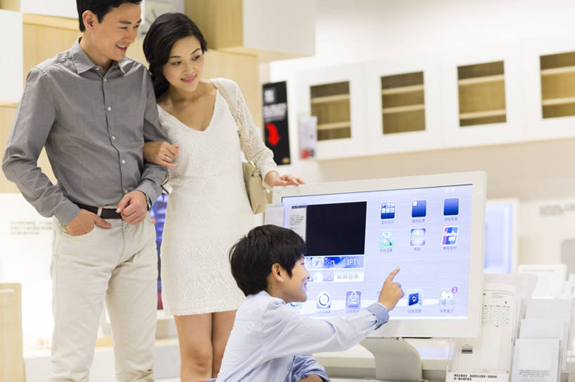 东方人,儿童,成年人,中年人,三个人,家庭,父母,父亲,儿子,家,商店,站,笑,微笑,露齿笑,横图,室内,正面,购物,快乐,幸福,纯洁,消费,显示器,技术,家具,装修,城市,建筑,商场,北京,中国,亚洲,勾,挽,装饰,屏幕,商品,房屋,屋子,公寓,触摸屏,挎包,休闲装,建设,现代,装潢,洋房,楼房,顾客,住宅,物品,小孩,室内装潢,站着,休闲,温暖,温馨,一家人,可爱,乐趣,亲密,童年,童趣,勾着,金融,摄影,生活方式,样板房,明亮,和睦,便利,舒适,家居装潢,享乐,购买,亲情,华贵,器具,房屋设计,挽着,选购,贸易,室内设计,童真,宽敞,东亚,烂漫,无邪,陪同,搜寻,样板房装潢,血拼,无线电技术,陪伴,陈列室,天真,计算机,男孩,男人,男性,女人,女性,中年男性,中年女性,亚洲人,中国人,孩子,设计,休闲活动,触摸,站立,彩图,欢乐,房子,家具店,融洽,男生,商业活动,伴随,bj175