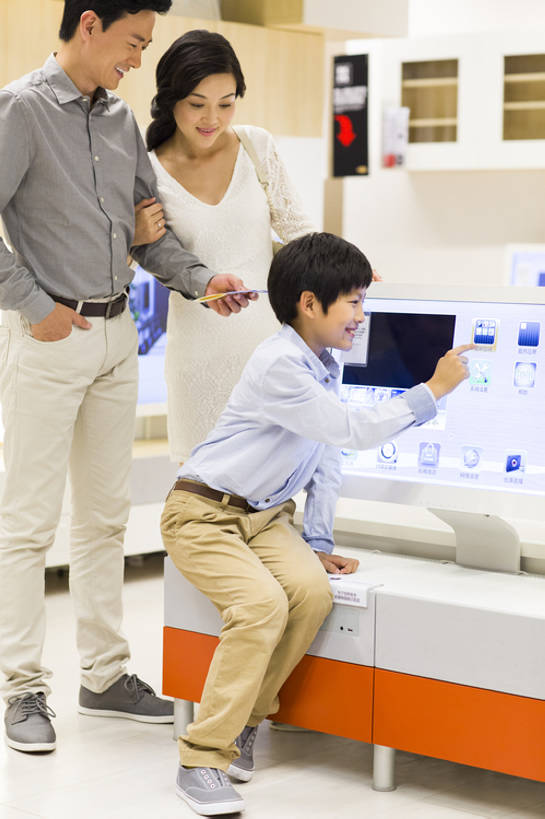 东方人,儿童,成年人,中年人,三个人,家庭,父母,父亲,儿子,家,商店,站,笑,微笑,露齿笑,竖图,室内,侧面,购物,快乐,幸福,纯洁,消费,显示器,技术,家具,装修,城市,建筑,商场,北京,中国,亚洲,勾,挽,握,装饰,标签,屏幕,商品,房屋,屋子,公寓,触摸屏,挎包,休闲装,建设,现代,装潢,洋房,楼房,顾客,住宅,物品,小孩,室内装潢,看,站着,休闲,温暖,温馨,一家人,可爱,乐趣,亲密,童年,童趣,勾着,握着,金融,摄影,生活方式,查看,样板房,明亮,和睦,便利,舒适,家居装潢,享乐,购买,亲情,华贵,价格标签,器具,房屋设计,挽着,选购,贸易,室内设计,童真,宽敞,东亚,烂漫,无邪,陪同,搜寻,样板房装潢,血拼,无线电技术,陪伴,陈列室,天真,计算机,男孩,男人,男性,女人,女性,中年男性,中年女性,亚洲人,中国人,孩子,设计,休闲活动,触摸,站立,坐着,彩图,全身,欢乐,房子,家具店,融洽,男生,商业活动,伴随,bj175