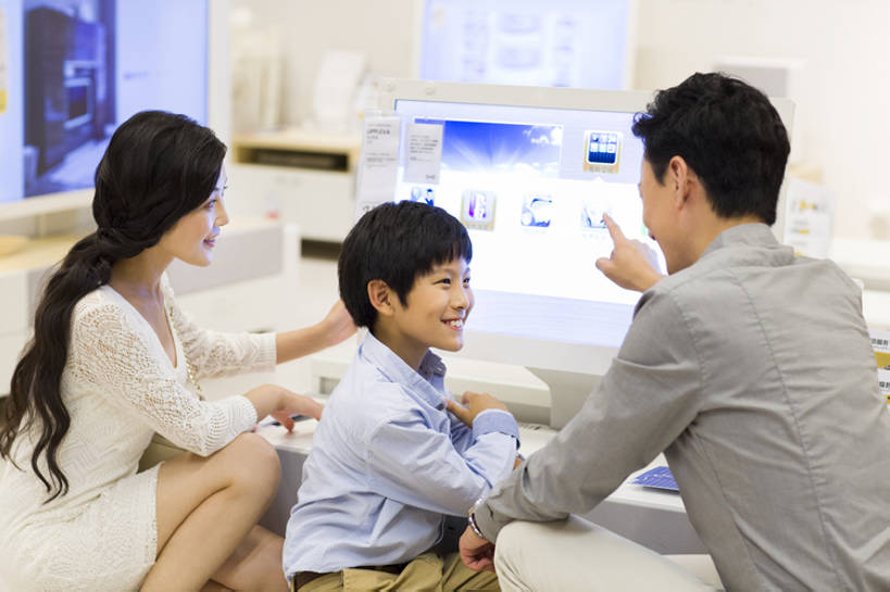 东方人,儿童,成年人,中年人,三个人,家庭,父母,父亲,儿子,家,商店,站,蹲,笑,微笑,露齿笑,横图,室内,购物,快乐,幸福,纯洁,消费,显示器,技术,家具,装修,城市,建筑,商场,北京,中国,亚洲,装饰,屏幕,商品,房屋,屋子,公寓,触摸屏,挎包,休闲装,建设,现代,装潢,洋房,楼房,顾客,住宅,物品,小孩,背面,室内装潢,站着,休闲,温暖,温馨,一家人,面对面,可爱,乐趣,亲密,童年,童趣,金融,摄影,生活方式,样板房,明亮,和睦,便利,舒适,家居装潢,享乐,购买,亲情,华贵,器具,房屋设计,选购,贸易,室内设计,童真,宽敞,东亚,烂漫,无邪,陪同,搜寻,样板房装潢,血拼,无线电技术,陪伴,陈列室,天真,计算机,男孩,男人,男性,女人,女性,中年男性,中年女性,亚洲人,中国人,孩子,设计,休闲活动,触摸,说话,站立,彩图,欢乐,房子,家具店,融洽,男生,商业活动,伴随,bj175