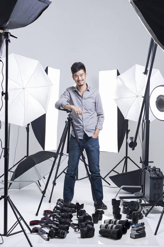 东方人,成年人,一个人,摄影师,办公室,笑,微笑,露齿笑,竖图,留白,正面,时尚,快乐,幸福,热情,信心,技术,相机,北京,中国,亚洲,仅一个男性,仅一个人,许多,准备,灰色背景,工作,电缆,工具,器材,伞,很多,注视,休闲装,现代,排列,仅一个年轻男性,拍照,数码相机,观察,看,靠,靠着,站着,职业,独立,摄影,生活方式,观看,张开双腿,技巧,单反相机,透镜,察看,创造力,酷,享乐,工作室,关注,肖像,三脚架,手艺,东亚,摄影器材,责任,技能,技艺,展开双腿,男人,男性,年轻男性,亚洲人,中国人,年轻人,设计,两手抄兜,彩图,全身,影棚拍摄,欢乐,照相,妙技,伸展双腿,本领,幕后,摆拍,长焦镜头,传媒,bj175