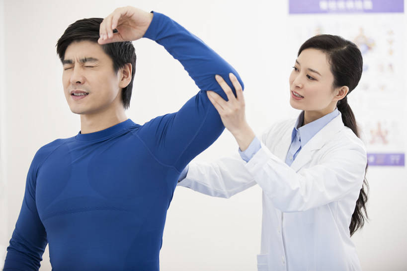 东方人,成年人,中年人,健壮,两个人,医生,病人,按摩师,办公室,医院,举,横图,室内,白天,正面,工作服,运动服,制服,按摩,热情,技术,植物,北京,中国,亚洲,伸展,握,服装,正装,检查,分析,草药,药草,扭曲,现代,中药,衣服,白色,托,医护人员,医疗人员,职业,表情,皱眉,亲密,服务,舒展,提,握着,人体,摄影,服饰,查看,技巧,支撑,体检,医疗,疾病,提着,衣着,穿着,关爱,努力,痛苦,手艺,骨折,药材,中草药,问题,受伤,扭伤,东亚,实验服,恢复,陪同,医疗机构,中药材,本草,可靠,替代疗法,工作制服,四肢,衣饰,责任,贡献,技能,技艺,陪伴,判断,信任,男人,男性,女人,女性,中年男性,中年女性,亚洲人,中国人,手臂,大夫,闭着眼睛,触摸,举起,举手,举着,向上举,向上伸,向上托,半身,彩图,工作套服,病院,诊所,妙技,运动装,本领,门诊部,物理疗法,考场,体格检查,伴随,诊疗室,正骨,bj175