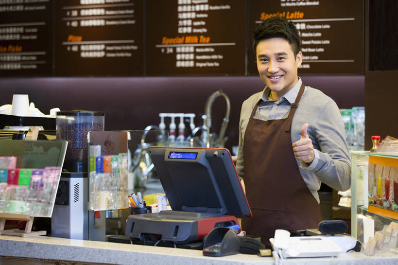 东方人,成年人,中年人,一个人,服务员,商店,笑,微笑,露齿笑,横图,室内,正面,快乐,兴奋,幸福,智慧,热情,信心,北京,中国,亚洲,仅一个男性,仅一个人,仅一个中年男性,突出,围裙,食品,饮品,注视,休闲装,称赞,表扬,饮食,刺激,菜单,食物,饮料,观察,看,手势,站着,收银员,职业,竖,服务,摄影,收银台,观看,翘,高,察看,夸奖,优秀,关注,可口,收银机,咖啡店,肖像,东亚,好,妙,顺利,出色,超群,杰出,卓越,奇妙,适口,店主,企业家,聪明,男人,男性,中年男性,亚洲人,中国人,大拇指,服务生,侍者,售货员,半身,彩图,咖啡馆,打手势,bj175