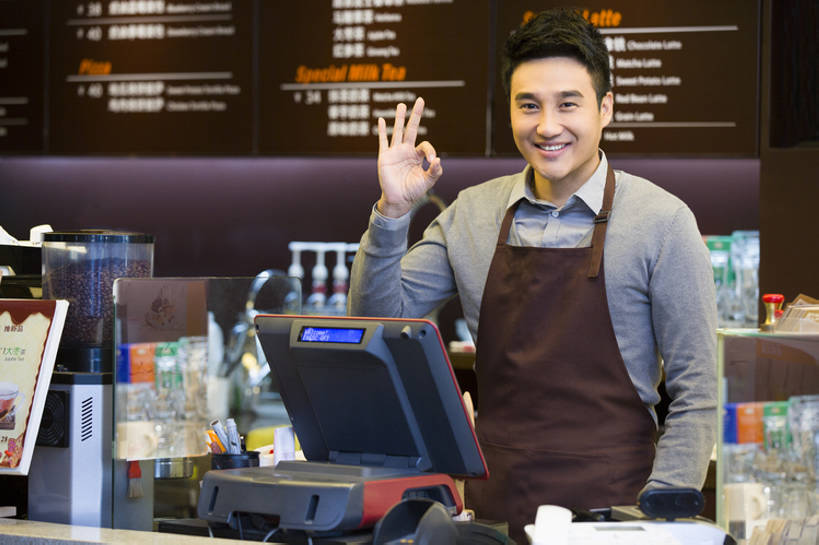 东方人,成年人,中年人,一个人,服务员,商店,笑,微笑,露齿笑,横图,室内,正面,快乐,满意,兴奋,幸福,热情,胜利,信心,北京,中国,亚洲,仅一个男性,仅一个人,仅一个中年男性,围裙,食品,饮品,注视,休闲装,饮食,刺激,菜单,食物,饮料,观察,看,手势,站着,收银员,职业,同意,ok手势,服务,摄影,收银台,观看,察看,关注,可口,收银机,咖啡店,肖像,东亚,适口,店主,企业家,男人,男性,中年男性,亚洲人,中国人,服务生,侍者,售货员,半身,彩图,咖啡馆,打手势,同意手势,bj175