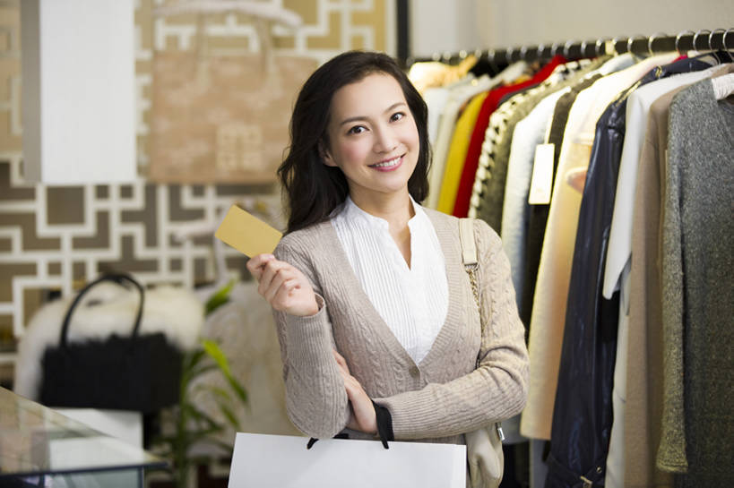 东方人,成年人,一个人,商店,笑,微笑,露齿笑,横图,室内,白天,正面,购物,时尚,快乐,幸福,信用卡,消费,城市,北京,中国,亚洲,仅一个年轻女性,仅一个女性,仅一个人,一排,吊挂,握,悬挂,丰富,整齐,商品,购物袋,挎包,挂,注视,休闲装,现代,顾客,排列,衣服,观察,看,站着,休闲,零售,握着,金融,摄影,介绍,多样,观看,察看,便利,享乐,付款,服装店,队列,购买,关注,金卡,肖像,出示,选购,贸易,东亚,血拼,年轻女性,女人,女性,亚洲人,中国人,年轻人,休闲活动,半身,彩图,欢乐,bj175