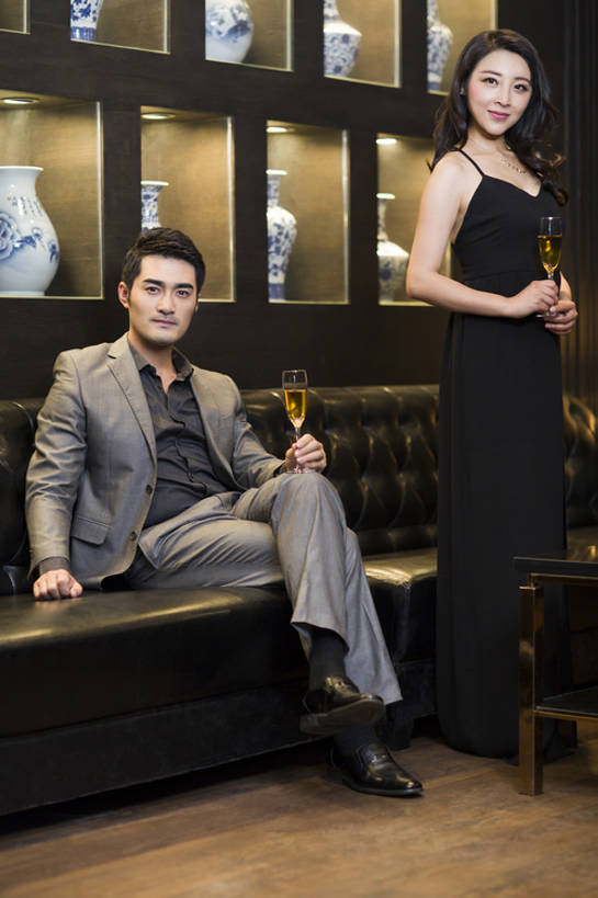 葡萄酒,东方人,成年人,中年人,两个人,微笑,竖图,室内,正面,高跟鞋,购物,夜生活,快乐,幸福,成功,消费,沙发,城市,北京,中国,亚洲,喝,握,皮革,酒类,注视,娱乐,现代,饮食,会所,饮料,香槟,观察,看,休闲,放松,握着,金融,俱乐部,摄影,生活方式,观看,照亮,察看,高雅,享乐,关注,华贵,选购,贸易,香槟杯,东亚,血拼,男人,男性,年轻男性,女人,女性,中年女性,亚洲人,中国人,年轻人,休闲活动,坐着,彩图,全身,上层阶级,社交,bj175