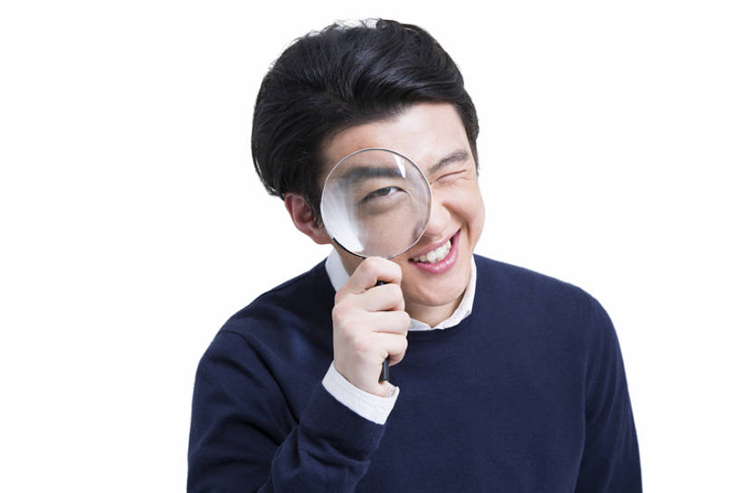 东方人,成年人,脸,头,脸颊,一个人,笑,微笑,露齿笑,横图,留白,抠图,白色背景,正面,时尚,快乐,幸福,北京,中国,亚洲,仅一个男性,仅一个人,放大镜,注视,休闲装,肩膀,仅一个年轻男性,观察,看,站着,表情,活力,摄影,放大,观看,幽默,察看,关注,肖像,东亚,男人,男性,年轻男性,亚洲人,中国人,年轻人,头部,脸部,脸蛋,面部,彩图,影棚拍摄,bj175